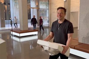 Image of Musk carrying a sink in Twitter's headquarters
